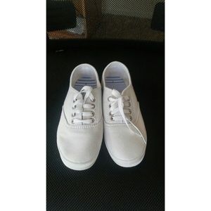 NWOT Super CUTE White Tennis Shoes Womens size 7